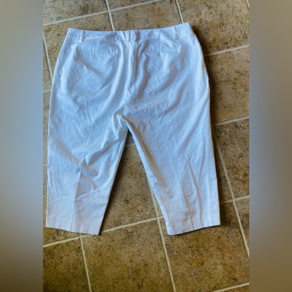 Rafaella - Woman’s (curvy) white leg Capri pants, Size: 20W - Picture 2 of 6